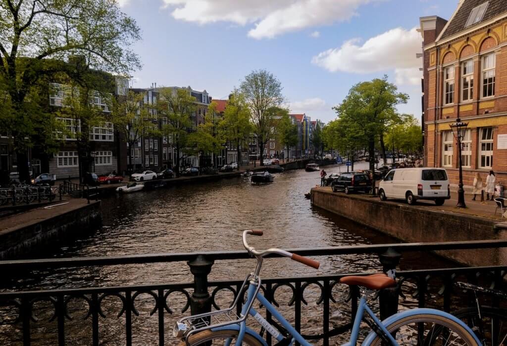 Amsterdam ist eine schöne Stadt mit zahlreichen Grachten